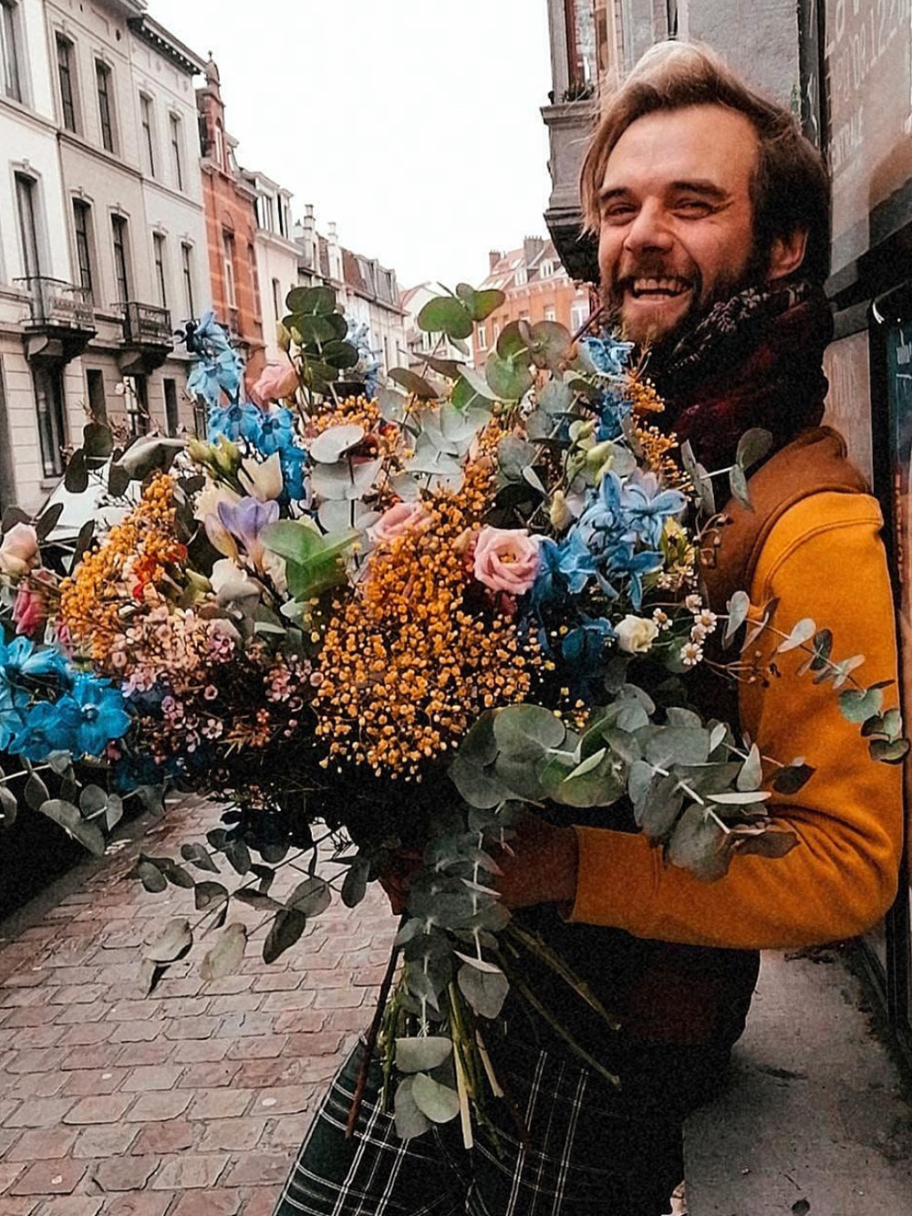 Gauthier de Maison Eclectus avec un bouquet de fleurs